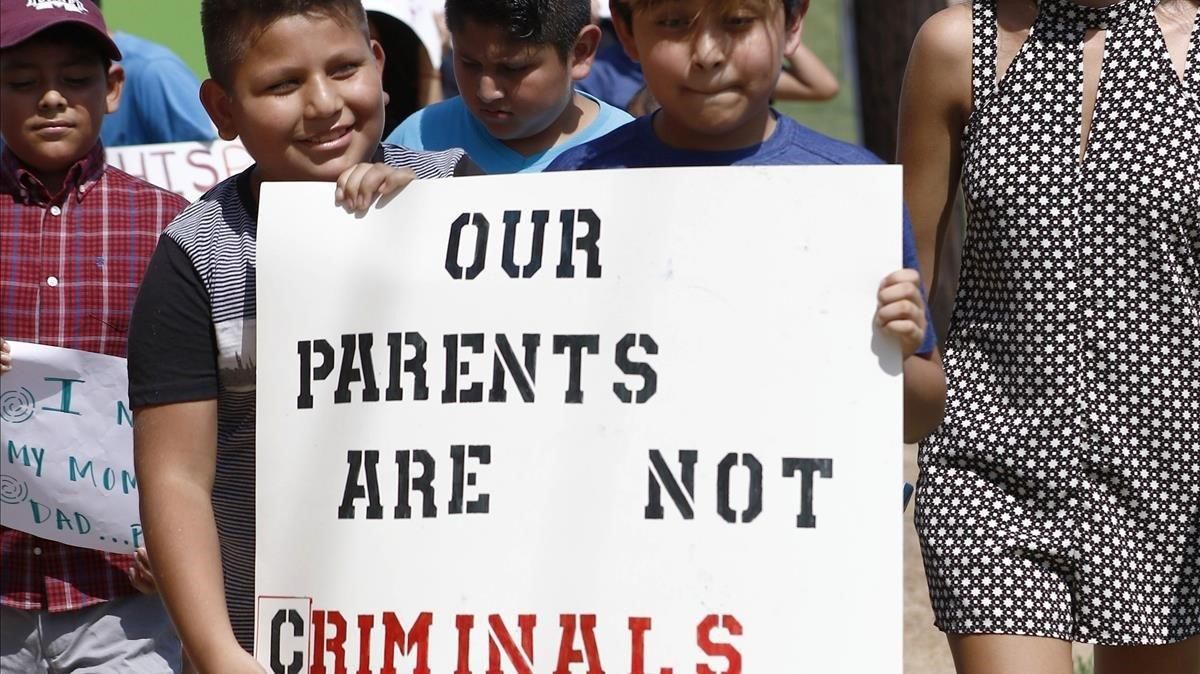 Un grupo de niños, hijos de inmigrantes, protestan contra la política de Trump en Canton, en el condado de Madison. Un grupo de niños, hijos de inmigrantes, protestan contra la política de Trump en Canton, en el condado de Madison.
