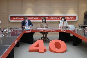 La vicesecretaria general del PSOE y coordinadora general del 40º Congreso Federal, Adriana Lastra, junto a su adjunto, Santos Cerdán, y la portavoz, Eva Granados, durante la reunión del órgano de este 30 de agosto de 2021 en Ferraz. 