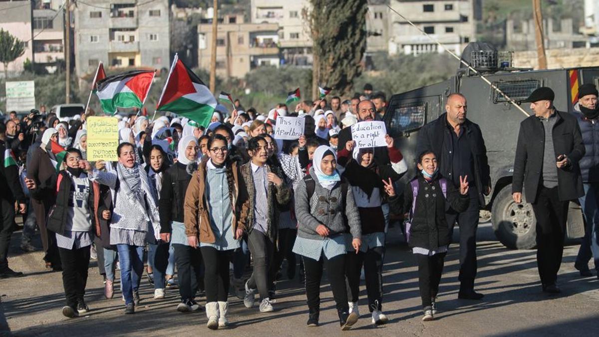 Un grupo de palestinos se manifiesta en la ciudad de Nablús.