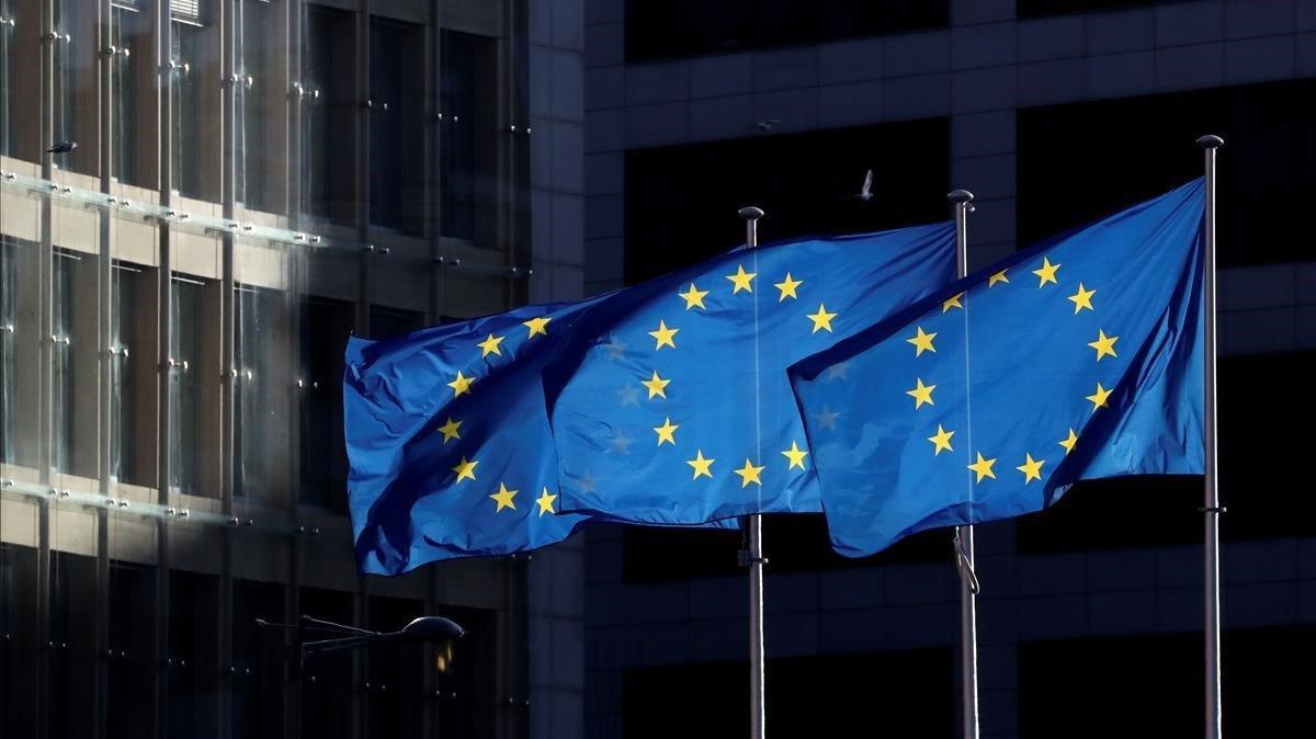 Banderas de la Unión Europea ondean frente al edificio de la Comisión Europea, en Bruselas.