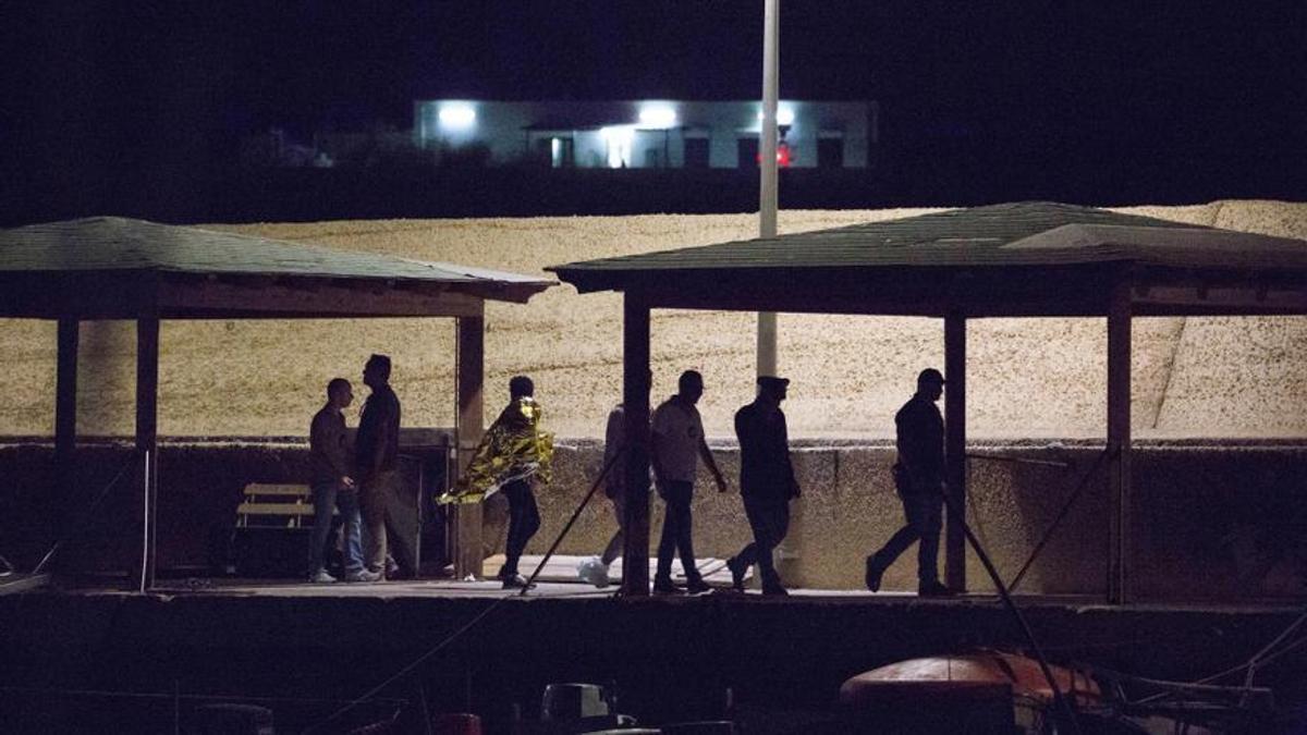 Migrantes del ’Open Arms’ desembarcan en Lampedusa.