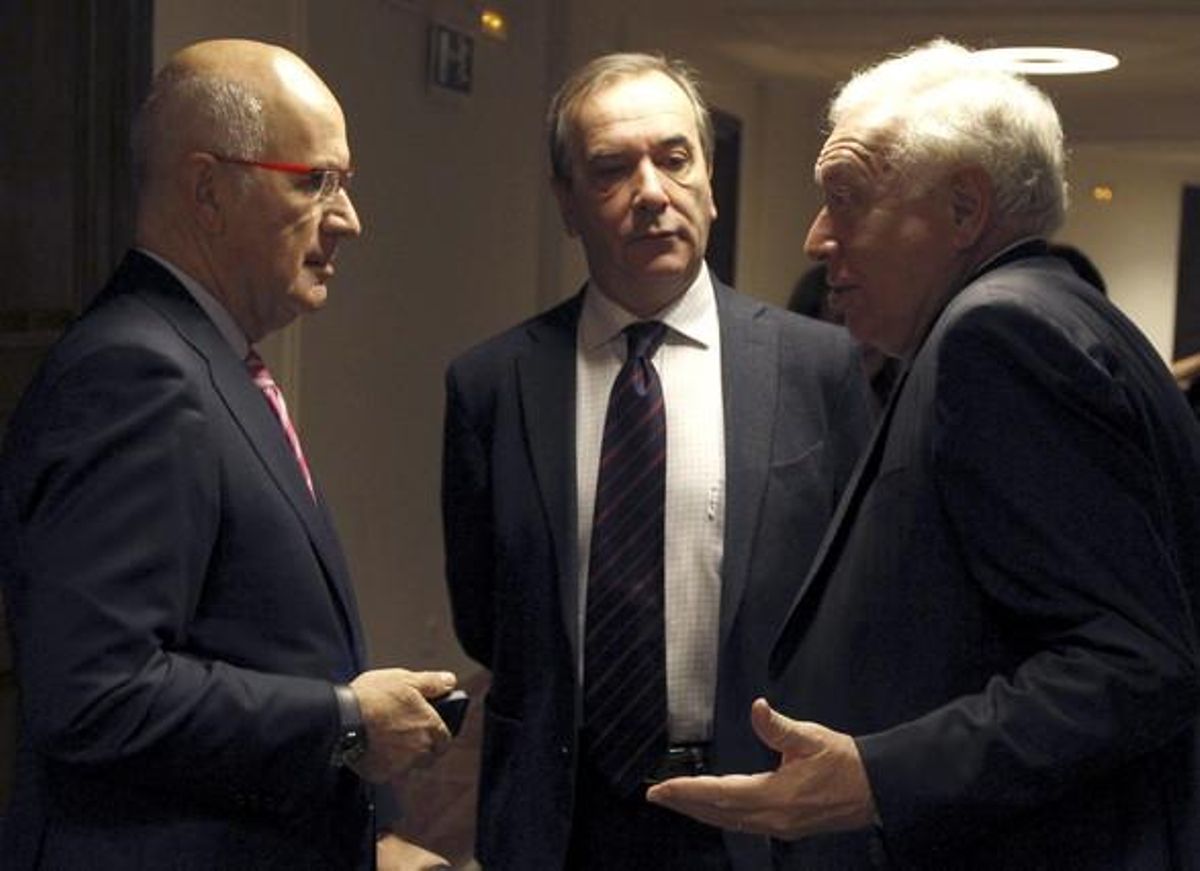Margallo (derecha) habla con Josep Antoni Duran Lleida (izquierda) y el diputado socialista José Antonio Alonso, hoy en los pasillos del Congreso. Margallo (derecha) habla con Josep Antoni Duran Lleida (izquierda) y el diputado socialista José Antonio Alonso, hoy en los pasillos del Congreso.