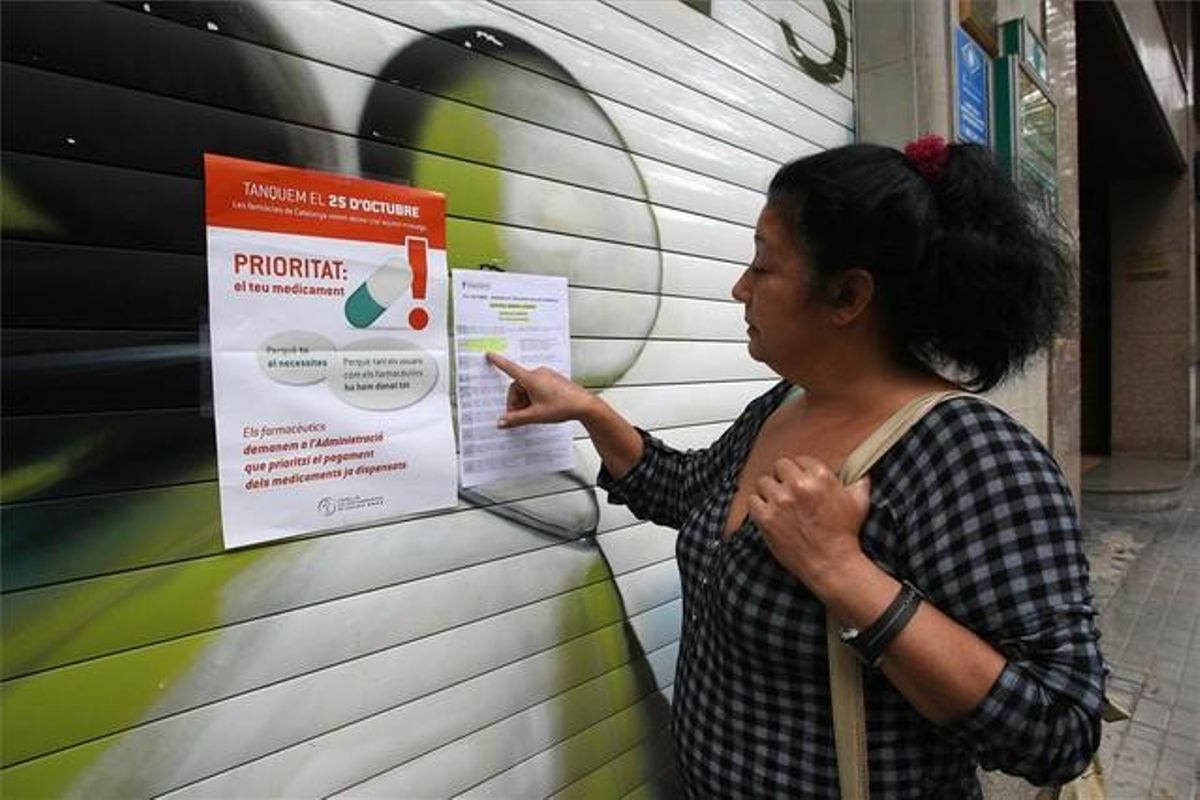Farmacia de Barcelona cerrada durante la huelga de farmacias en la capital catalana del 25 de octubre del 2012. Farmacia de Barcelona cerrada durante la huelga de farmacias en la capital catalana del 25 de octubre del 2012.