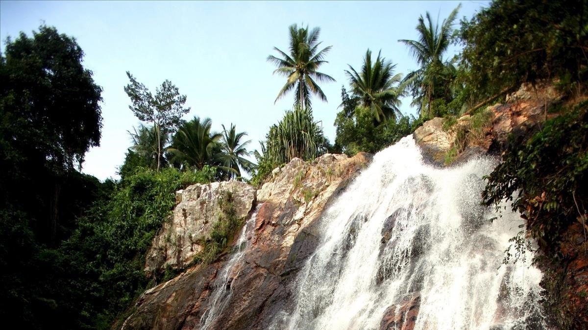 Vista de la cascada Na Meung  en la isla de Ko Samui  cercana a la de Na Meung 2.  
