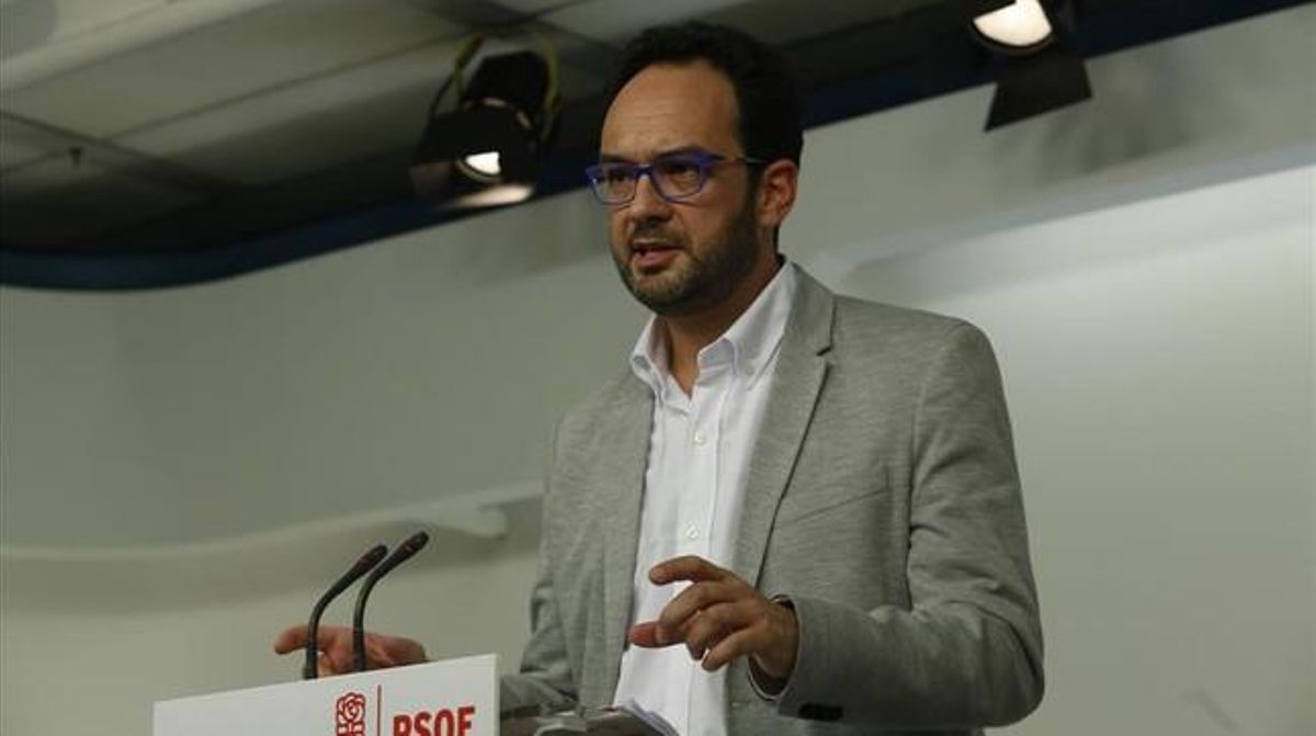 El portavoz parlamentario del PSOE, Antonio Hernando, este sábado en rueda de prensa. El portavoz parlamentario del PSOE, Antonio Hernando, este sábado en rueda de prensa.