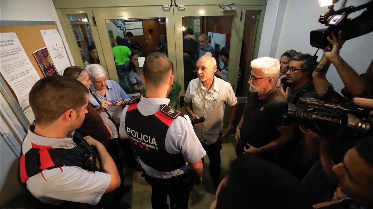 Agentes de los Mossos, el 29 de septiembre del 2017, en un colegio electoral de Barcelona.