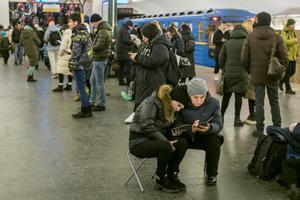 La gente se refugia dentro de una estación de metro durante los ataques masivos con misiles rusos en Kiev, Ucrania.
