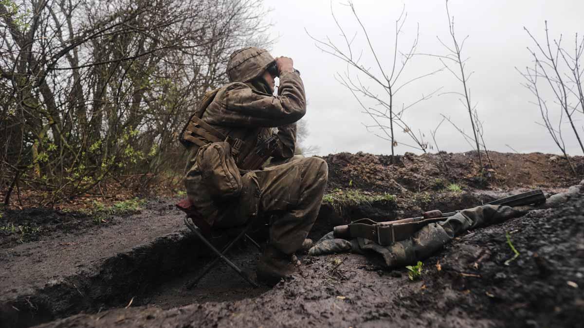 Un soldado ucraniano toma posición en el área de Járkov.