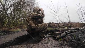 Un soldado ucraniano toma posición en el área de Járkov.