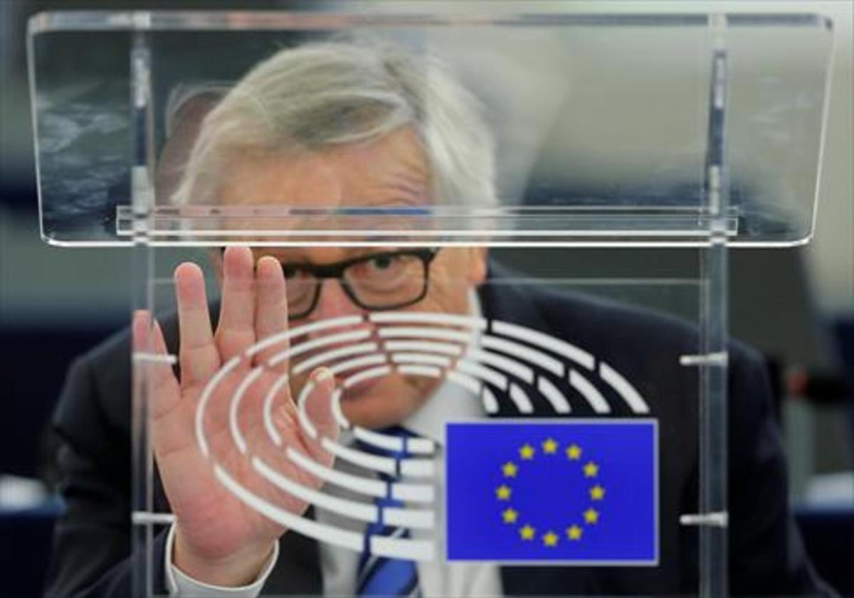 Juncker saluda desde su despacho en Estrasburgo.