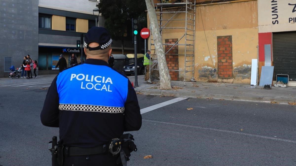 Un policía local de Santa Coloma de Gramenet, en una calle del municipio.
