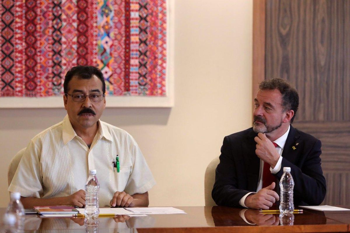 El director de Asuntos Internacionales del Instituto Nacional de Pueblos Indígenas, Saúl Vicente y el conseller de Acción Exterior de la Generalitat, Alfred Bosch. El director de Asuntos Internacionales del Instituto Nacional de Pueblos Indígenas, Saúl Vicente y el conseller de Acción Exterior de la Generalitat, Alfred Bosch.
