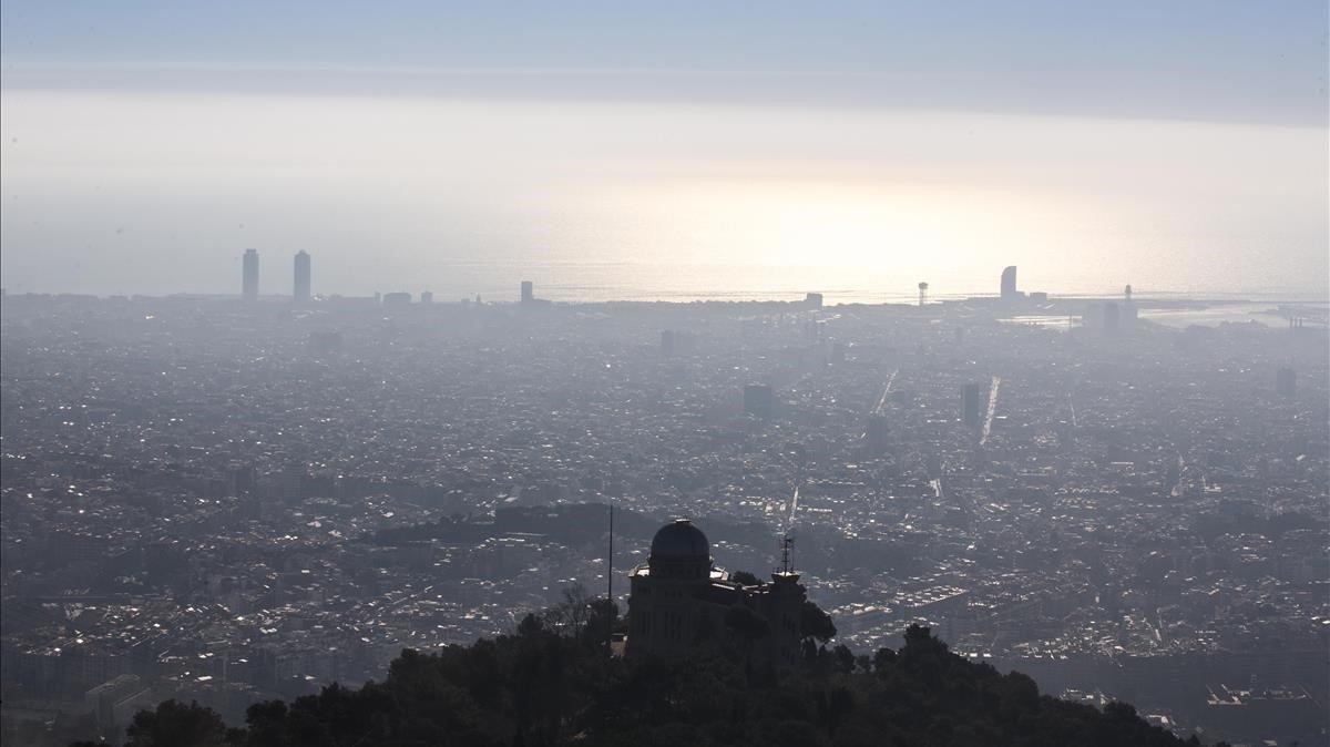Un día de febrero del 2019 con un elevado índice de contaminación en Barcelona.