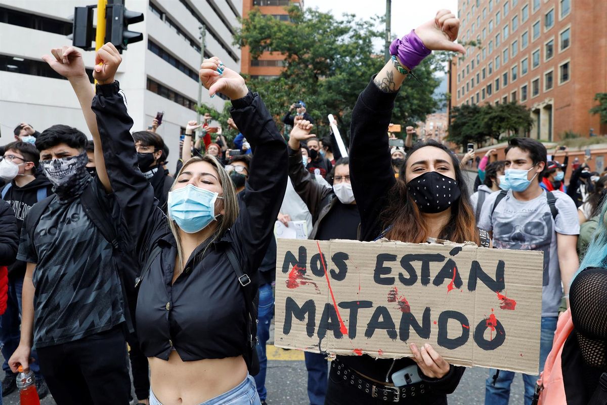 Estudiantes se suman a los manifestantes que marchan por las calles de Bogotá. Estudiantes se suman a los manifestantes que marchan por las calles de Bogotá.