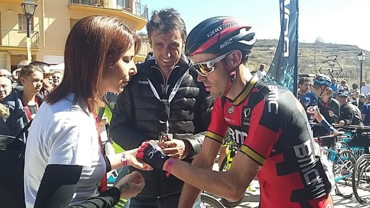 Anna González junto a Samuel Sánchez y José Luis de Santos, presidente del sindicato de ciclistas, en la Volta del 2016. Anna González junto a Samuel Sánchez y José Luis de Santos, presidente del sindicato de ciclistas, en la Volta del 2016.