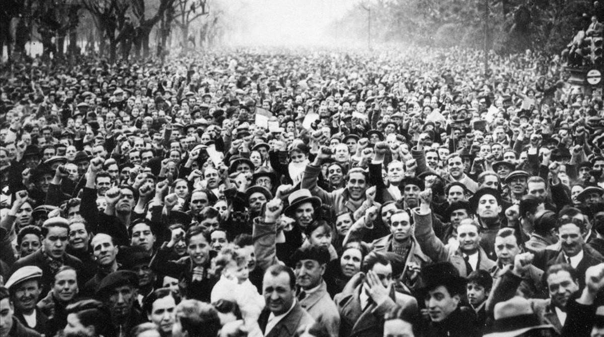 Miles de republicanos se manifiestan en Madrid contra el golpe de Estado, en 1936.