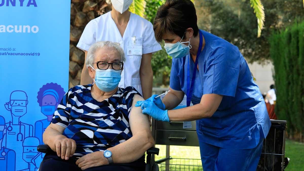 Josefa Pérez, la primera catalana en vacunarse en diciembre de 2020, recibe la tercera dosis de la vacuna contra el covid-19, este viernes. Josefa Pérez, la primera catalana en vacunarse en diciembre de 2020, recibe la tercera dosis de la vacuna contra el covid-19, este viernes.