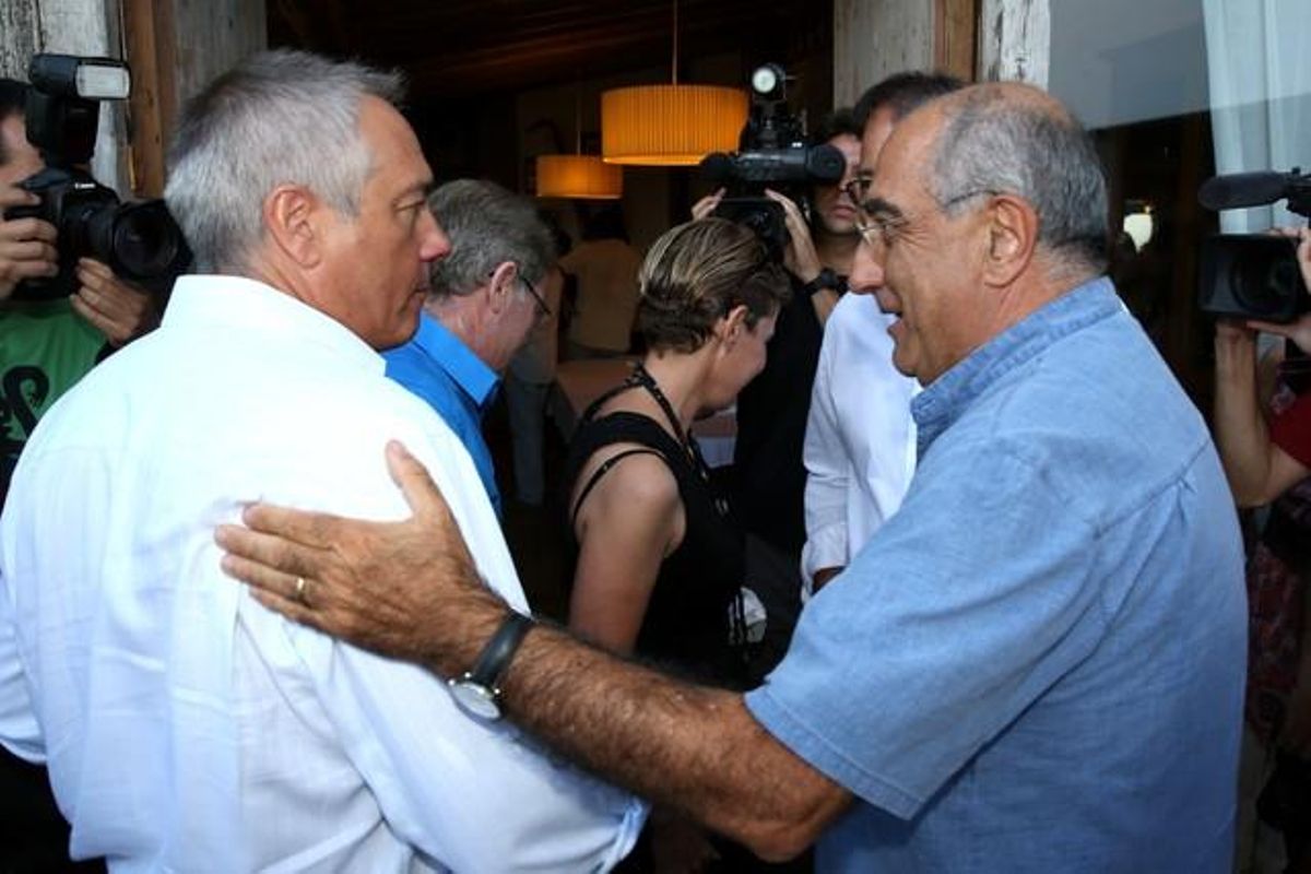 Pere Navarro y Joaquim Nadal se saludan al inicio del encuentro de los socialistas gerundenses, este miércoles en Palafrugell. Pere Navarro y Joaquim Nadal se saludan al inicio del encuentro de los socialistas gerundenses, este miércoles en Palafrugell.
