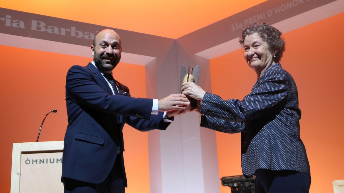 Maria Barbal recibe el Premi d’Honor de les Lletres Catalanes, de la mano de Marcel Mauri. Maria Barbal recibe el Premi d’Honor de les Lletres Catalanes, de la mano de Marcel Mauri.