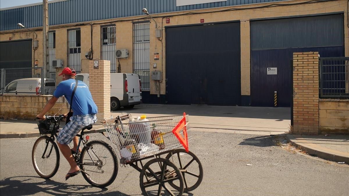 Un hombre pasa en bicicleta por delante de la empresa Magrudis en Sevilla, cerrada por su vinculación al brote de listeriosis. Un hombre pasa en bicicleta por delante de la empresa Magrudis en Sevilla, cerrada por su vinculación al brote de listeriosis.