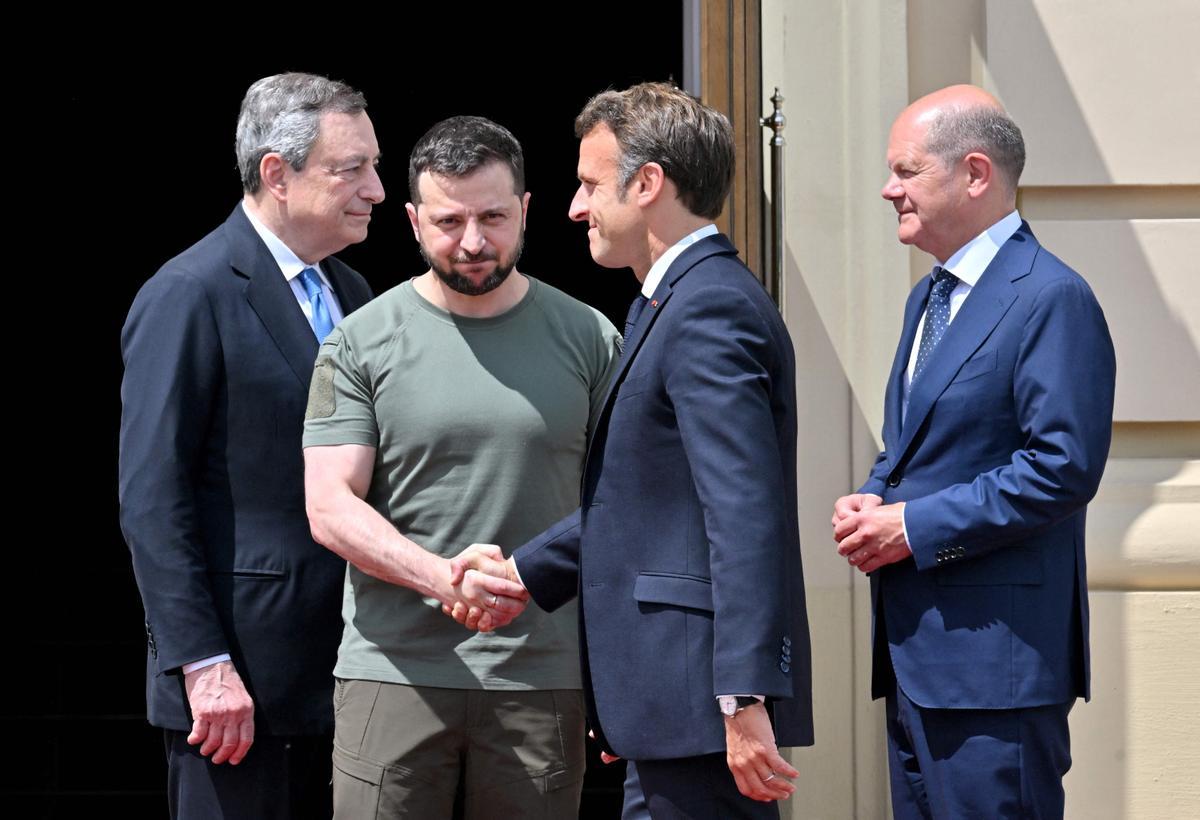 Macron estrecha la mano a Zelenski en presencia de Draghi y Scholz, este jueves en Kiev.