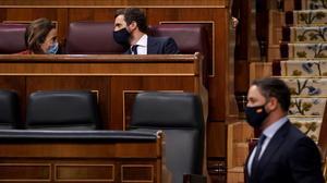 Santiago Abascal, el 22 de octubre, durante la moción de censura que presentó su partido, pasa por delante de Pablo Casado y Cuca Gamarra, ambos del PP. 
