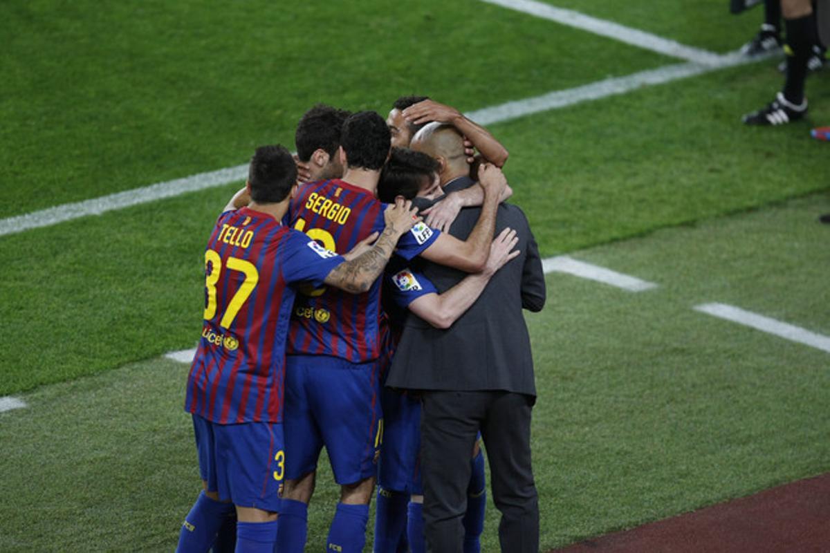 Messi y el resto de jugadores azulgranas se abrazan con el técnico tras un gol del delantero argentino.