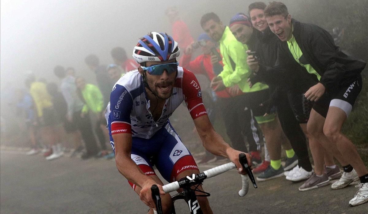 Thibaut Pinot, bajo la niebla, camino de su triunfo en los Lagos. Thibaut Pinot, bajo la niebla, camino de su triunfo en los Lagos.