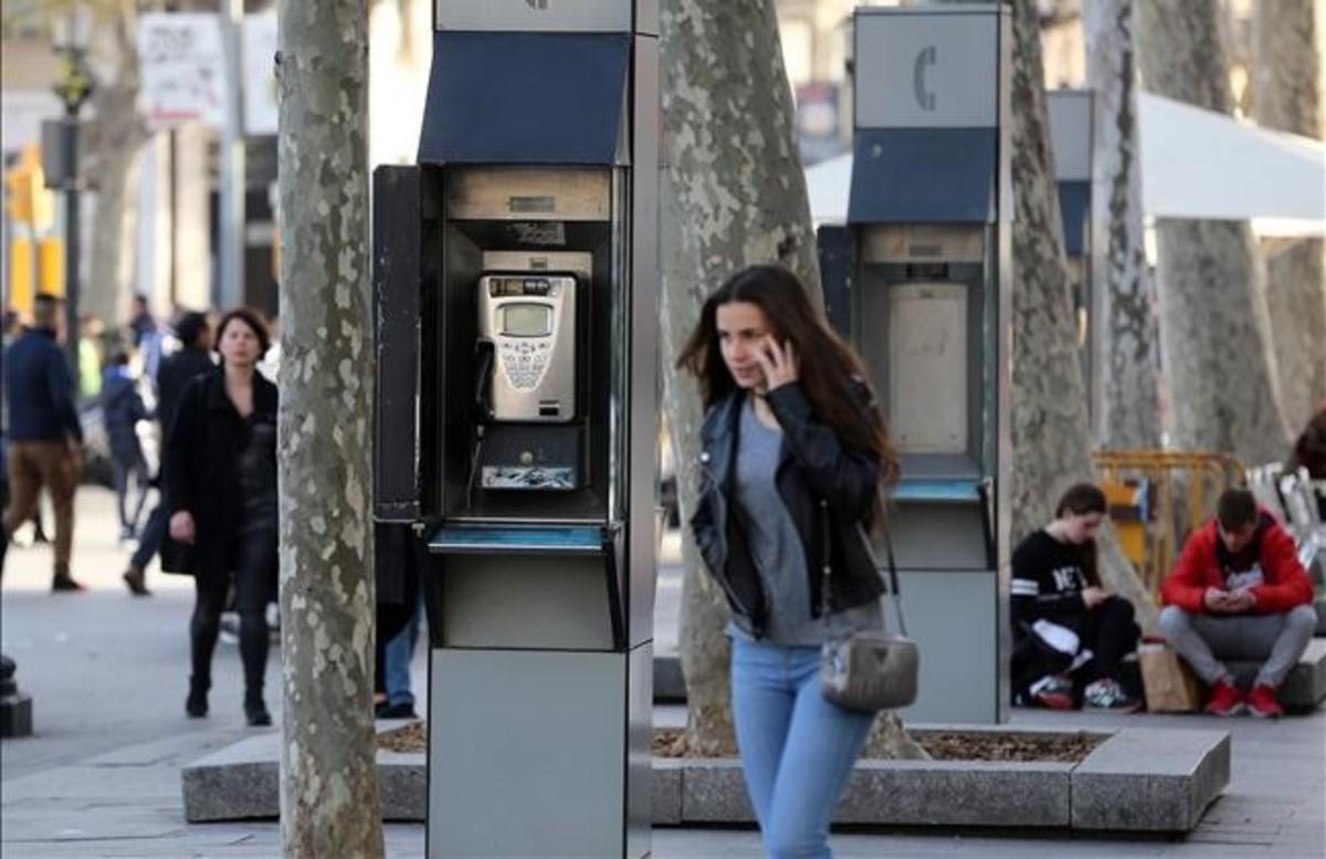 Cabina telefónica en la plaza de Catalunya de Barcelona.