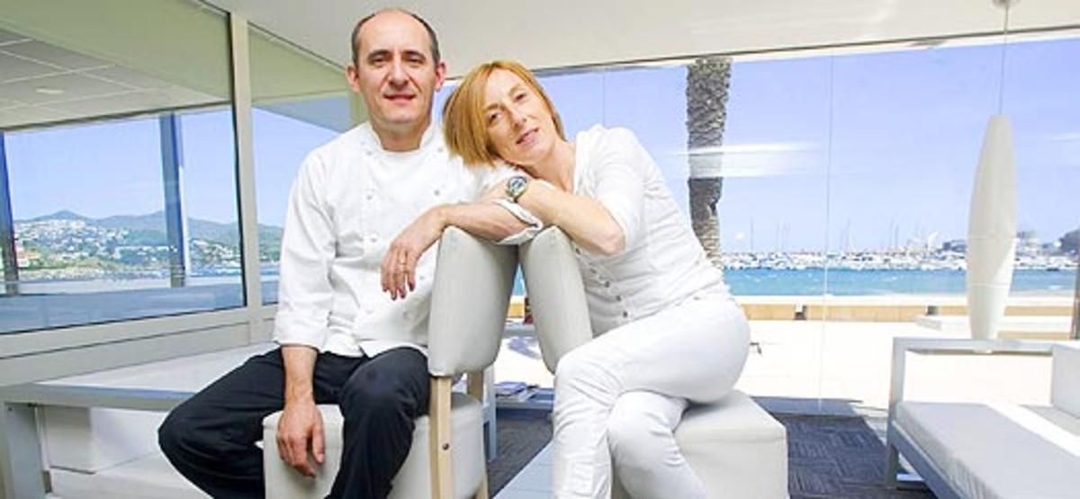 Paco Pérez y Montse Serra, en el Miramar, con el mar de Llançà al fondo. Foto: ALBERT LABERT Paco Pérez y Montse Serra, en el Miramar, con el mar de Llançà al fondo. Foto: ALBERT LABERT