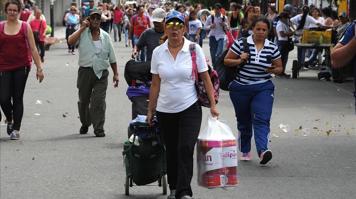 Venezolanos llevan comestibles por el puente Simón Bolívar, desde Cucuta (Colombia, de regreso a San Antonio de Tachira (Venezuela), el 17 de julio.