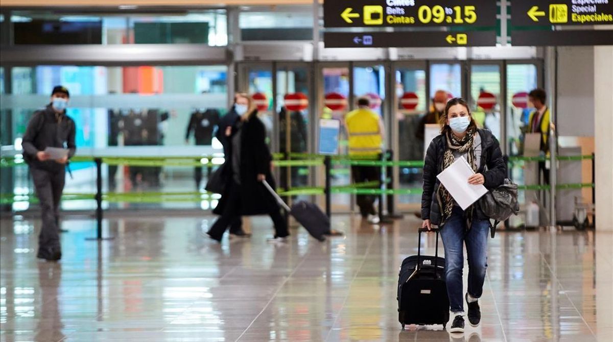 Los viajeros que lleguen a España por vía aérea o marítima procedentes de países con indices de coronavirus considerados de riesgo deben presentar una prueba PCR negativa realizada 72 horas antes para poder entrar en el país, además de someterse a los controles ya establecidos para poner freno a la pandemia. Los viajeros que lleguen a España por vía aérea o marítima procedentes de países con indices de coronavirus considerados de riesgo deben presentar una prueba PCR negativa realizada 72 horas antes para poder entrar en el país, además de someterse a los controles ya establecidos para poner freno a la pandemia.