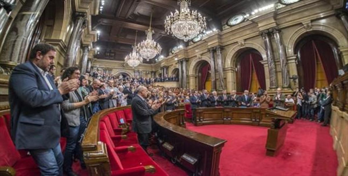 Los diputados independentistas aplauden el primer discurso de Carme Forcadell como presidenta del Parlament mientras los no soberanistas permanecen sentados. Los diputados independentistas aplauden el primer discurso de Carme Forcadell como presidenta del Parlament mientras los no soberanistas permanecen sentados.