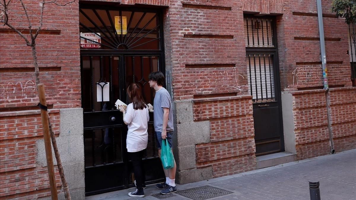 Fachada de la vivienda ubicada en el número 11 de la calle Tenerife, en el distrito de Tetuán de Madrid, donde fue encontrado el cadáver de una mujer con signos de violencia y lesiones de arma blanca. Fachada de la vivienda ubicada en el número 11 de la calle Tenerife, en el distrito de Tetuán de Madrid, donde fue encontrado el cadáver de una mujer con signos de violencia y lesiones de arma blanca.