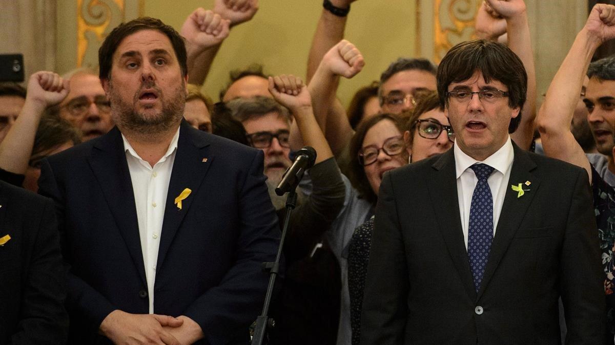 Oriol Junqueras y Carles Puigdemont, el 27 de octubre del 2017.