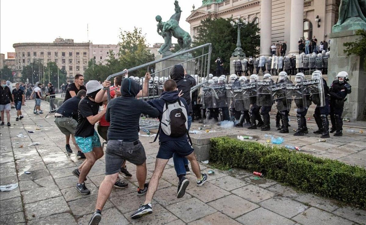 Choque entre la policía y los manifestantes en Belgrado en las protestas por las nuevas medidas impuestas por el coronavirus. Choque entre la policía y los manifestantes en Belgrado en las protestas por las nuevas medidas impuestas por el coronavirus.