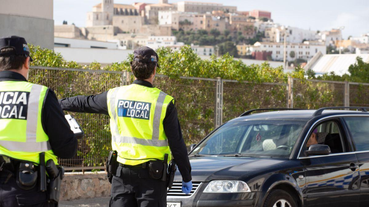 Rescatan a un bebé encerrado en un coche en Ibiza