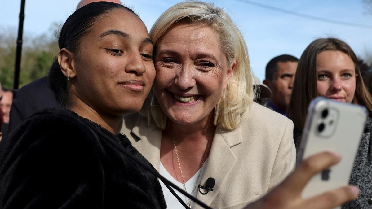 La candidata de ultraderecha francés Le Pen hace campaña en Soucy