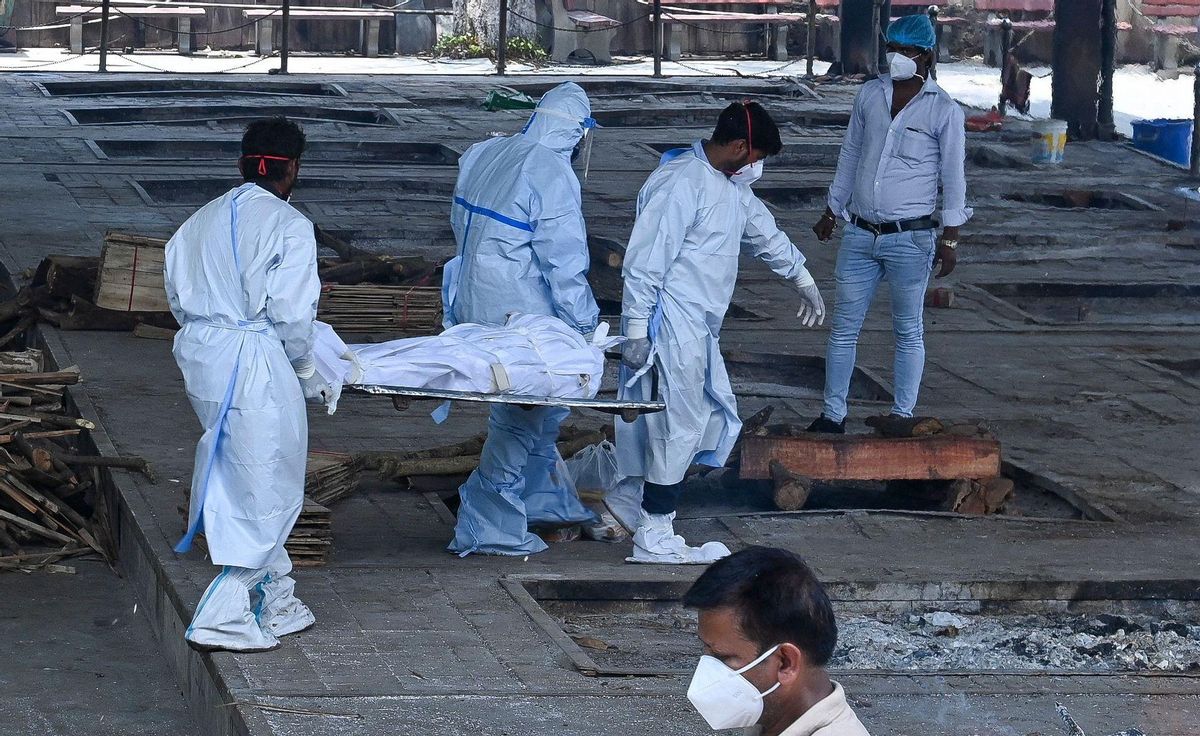 Personal sanitario traslada un cadáver de una persona fallecida por COVID-19 para su cremación, en Nueva Delhi (India). por COVID-19 para su cremación, en Nueva Delhi (India). AFP Personal sanitario traslada un cadáver de una persona fallecida por COVID-19 para su cremación, en Nueva Delhi (India). por COVID-19 para su cremación, en Nueva Delhi (India). AFP