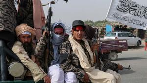 Los combatientes talibanes patrullan en Kandahar, Afganistán.