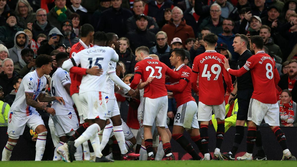 Los jugadores del Manchester United y Crystal Palace durante una tangana de la 21ª jornada de la Premier