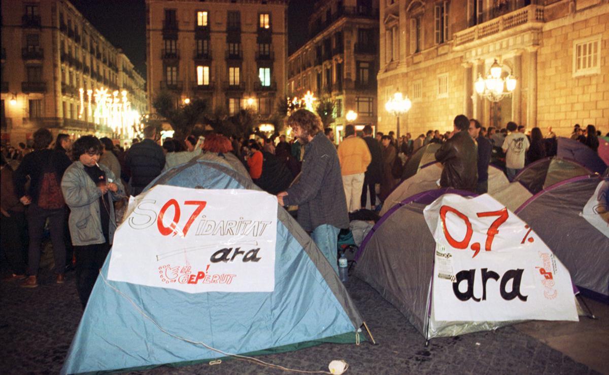 Acampada pacífica en la plaza de Sant Jaume de Barcelona a favor de destinar un 0,7% del PIB a la cooperación interlnacional, el 30 de noviembre de 1994.