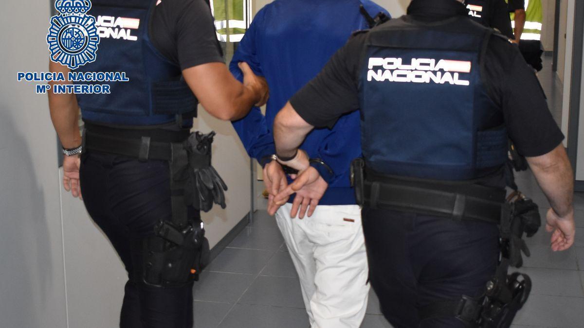 Un aviso falso de bomba acaba con un detenido por agredir a dos agentes en Tenerife