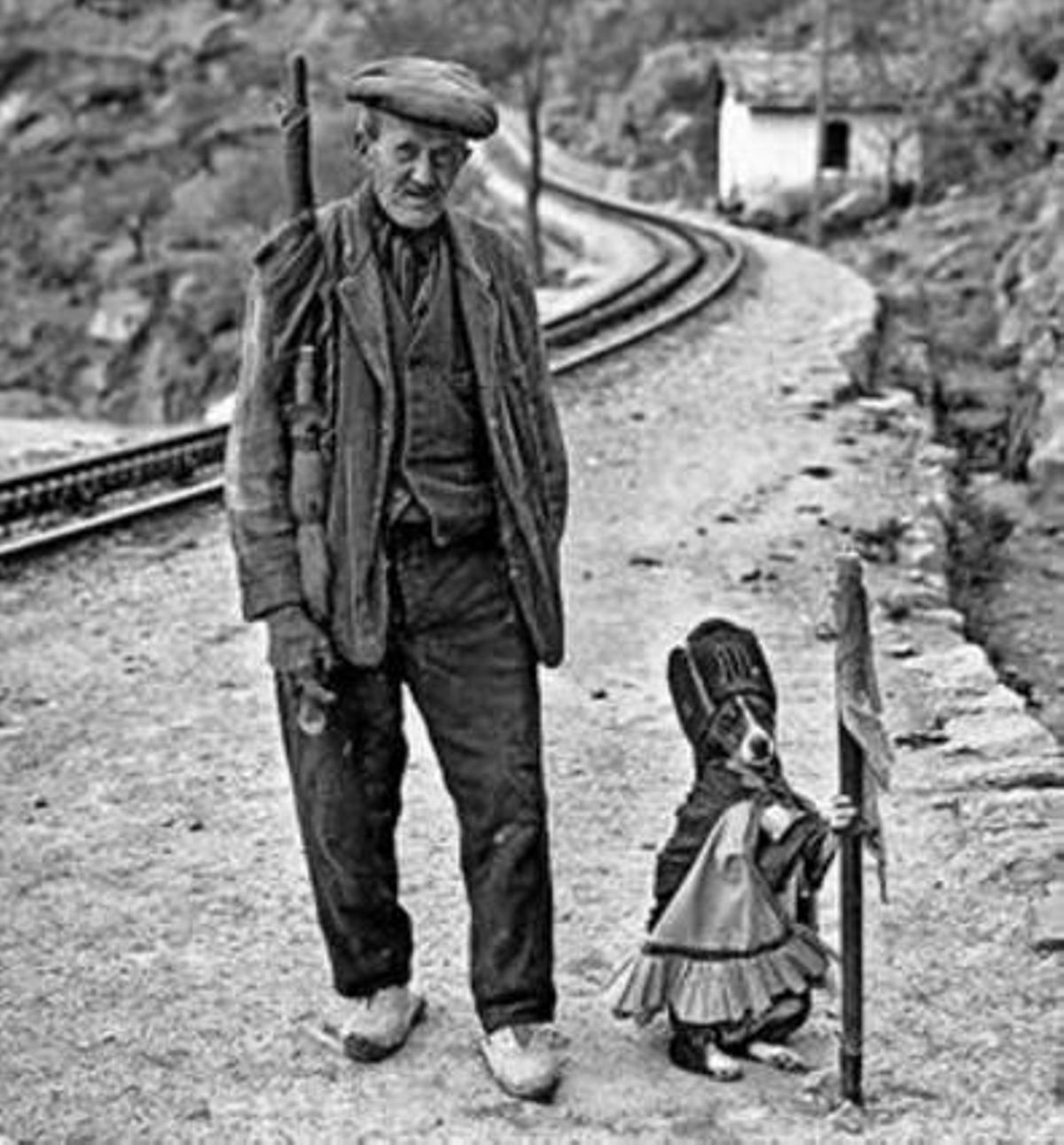 EL PERRO DE LA CASILLA DE MONTSERRAT 3 La foto es de 1929 o 1930. Pero durante muchos más años los viajeros del cremallera de Montserrat lanzaron calderilla a los perros disfrazados de ferroviario en el paso a nivel de la carretera de Monistrol. EL PERRO DE LA CASILLA DE MONTSERRAT 3 La foto es de 1929 o 1930. Pero durante muchos más años los viajeros del cremallera de Montserrat lanzaron calderilla a los perros disfrazados de ferroviario en el paso a nivel de la carretera de Monistrol.