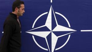Un hombre pasa junto a un símbolo de la OTAN, en una imagen de archivo.