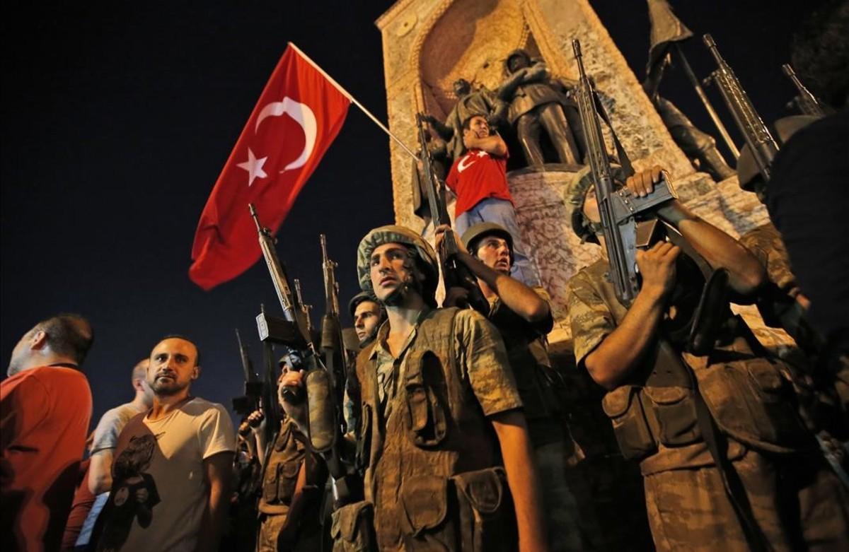 Soldados y partidarios del presidente Erdogan en la Plaza Taksim de Estambul.