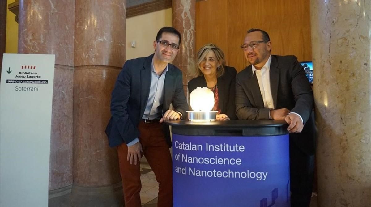 Los investigadores José Antonio Garrido (ICN2), Rosa Villa (CNM) y Kostas Kostarelos (University of Manchester), durante la reunión del proyecto Graphene Flagship en Barcelona. Los investigadores José Antonio Garrido (ICN2), Rosa Villa (CNM) y Kostas Kostarelos (University of Manchester), durante la reunión del proyecto Graphene Flagship en Barcelona.