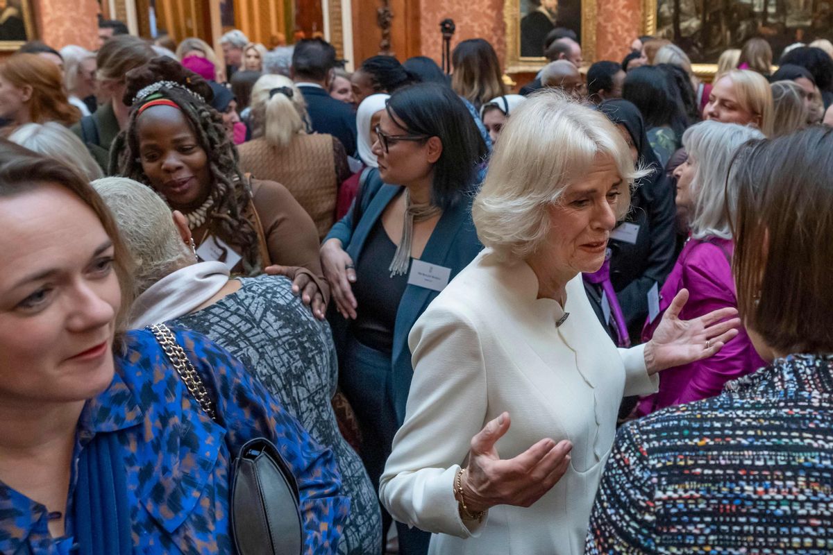 La reina consorte británica, Camila, habla con los invitados a su primera recepción. A su espalda está Ngozi Fulani, la directora del Sistah Space. La reina consorte británica, Camila, habla con los invitados a su primera recepción. A su espalda está Ngozi Fulani, la directora del Sistah Space.