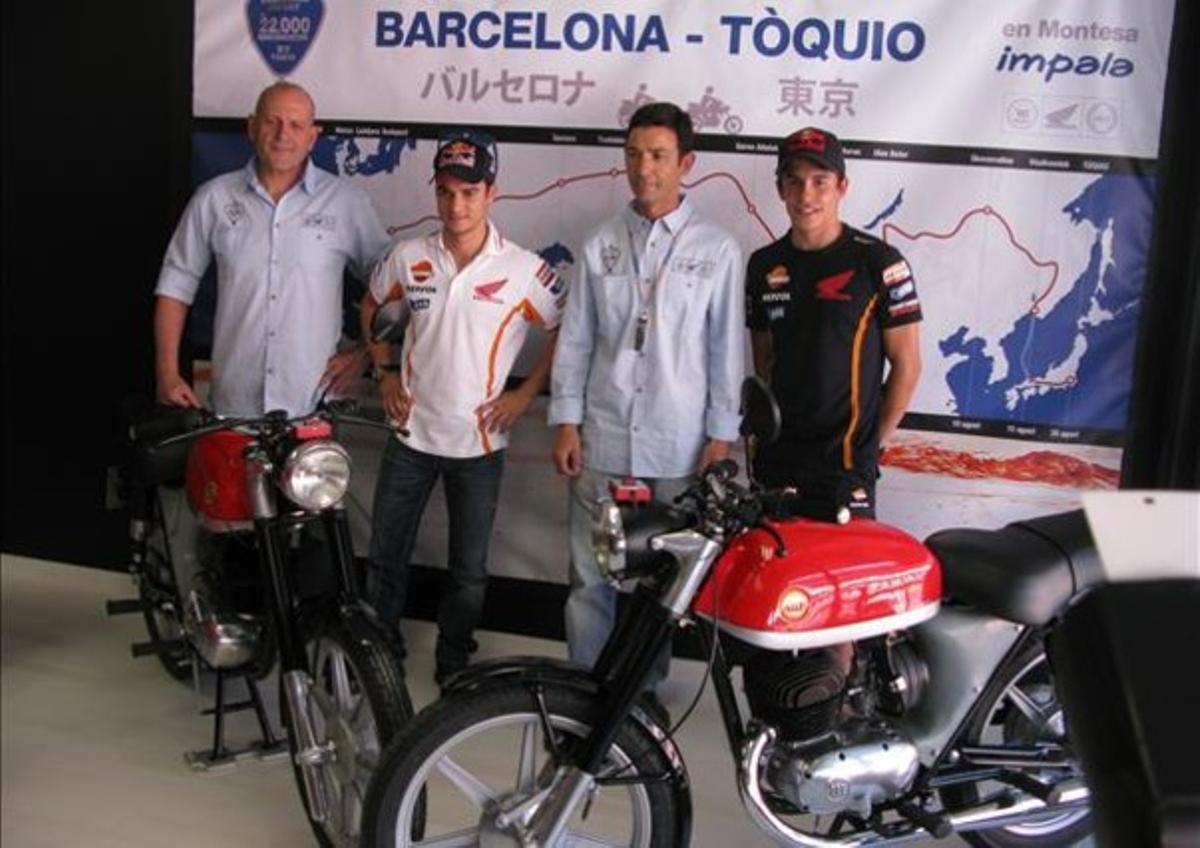 Carles Humet, Dani Pedrosa, Eduard Cots y Dani Pedrosa, en la presentación de la expedición Barcelona-Tokio en Impala.