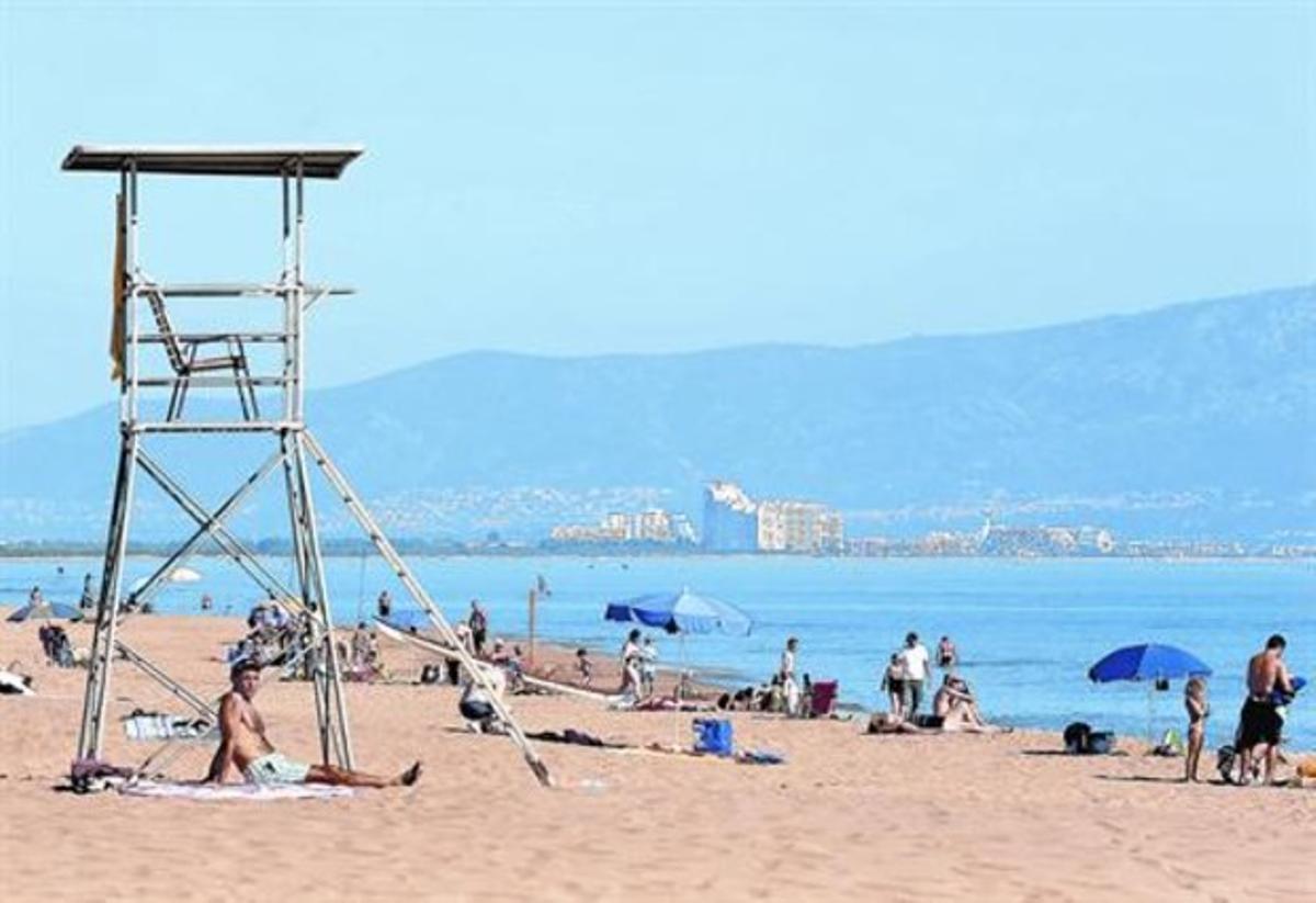 Una playa de Sant Pere Pescador con la torrede vigilancia vacía, ayer.